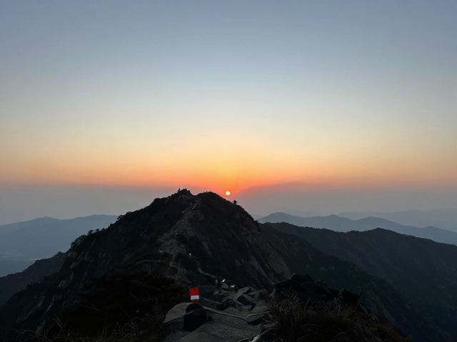 经典路线日出登顶指南,岔路标记避坑,轻松征服高峰