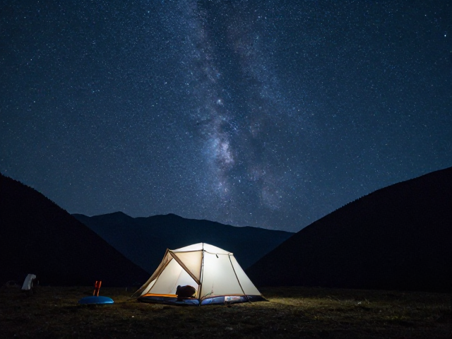 滇西北秘境:高山峡谷与星空下的宁静守候
