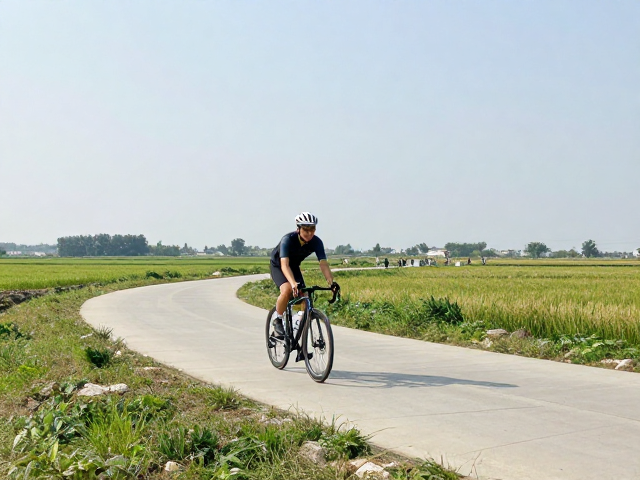 城郊观景骑行路线推荐，佩戴标准头盔，轻松驾驭无高难度越野路段