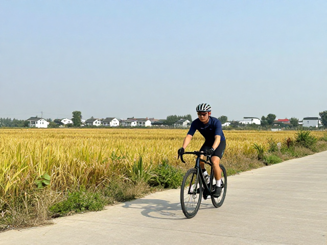 城郊观景骑行路线推荐，佩戴标准头盔，轻松驾驭无高难度越野路段