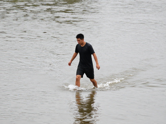 单人涉水技巧，轻踩油门浅水过河，规避熄火风险