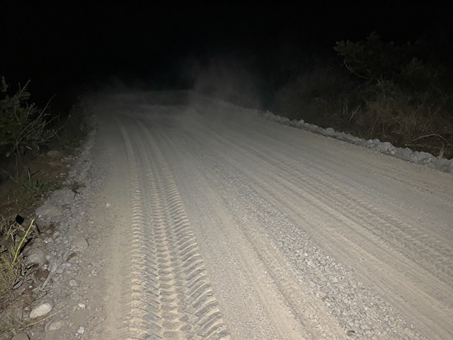 暗夜山路控车技巧,沙尘穿透与坑洼碎石路面姿态管理全解析