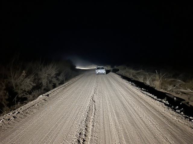 暗夜山路控车技巧,沙尘穿透与坑洼碎石路面姿态管理全解析