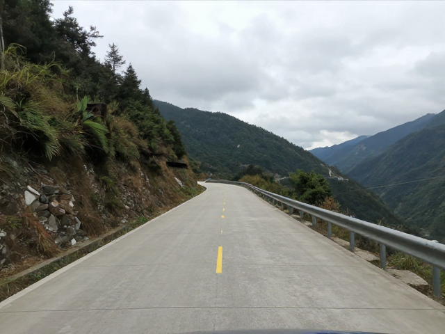 山间坡道走水技巧，避免急转方向，安全驾驭攻略