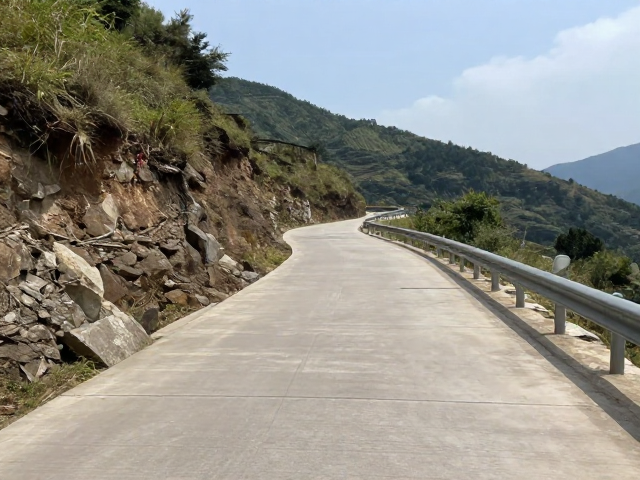 山间坡道走水技巧，避免急转方向，安全驾驭攻略