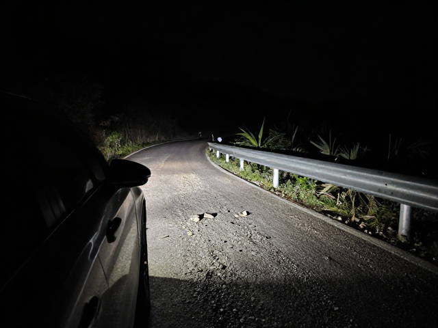 暗夜山路控车，坑洼碎石姿态管理与夜间避险指南
