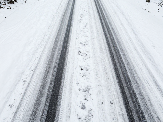 积雪路面防滑,保持冷静不猛打方向,建立环境风险评估习惯