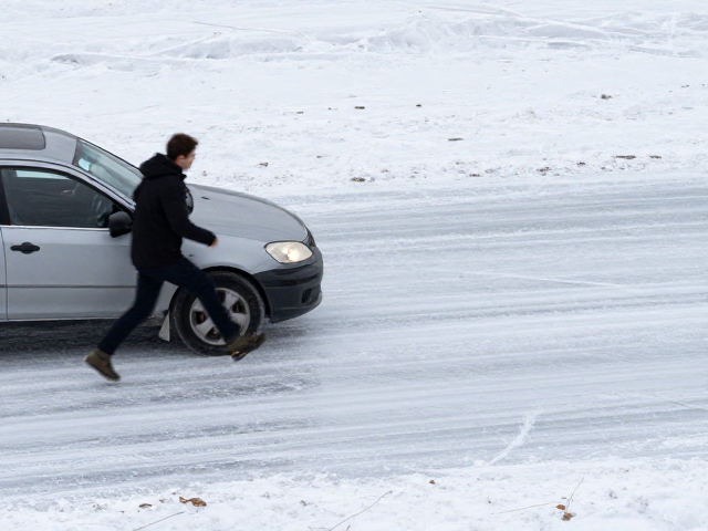 冬季刹车技巧，身体随车摆动，对比不同冰雪路面感控车