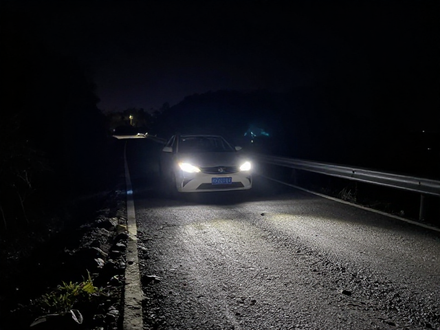 暗夜山路控车,坑洼碎石姿态管理与夜间避险指南
