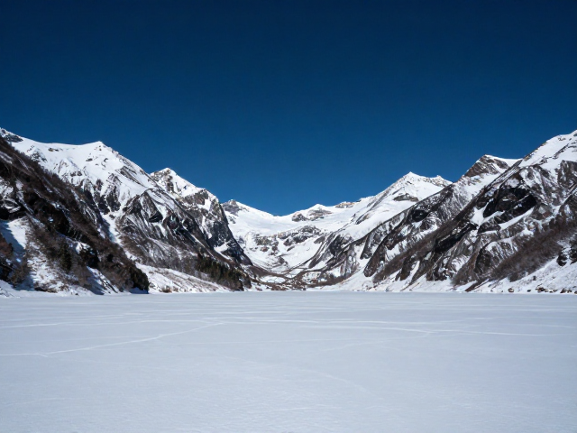 冬季高山湖泊冰雪封山,深邃夜空下的绝美取景指南