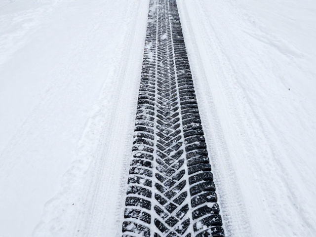 冬季半热熔胎或钉胎应对积雪路面防滑，预判性动力输出保安全