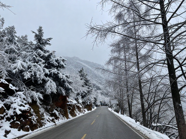 滇西北秘境自驾，避开冰雪封山，燃油自给无焦虑