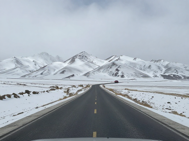 帕米尔高原盘山路驾驶，雪域油门把控与低温刹车手感预判指南