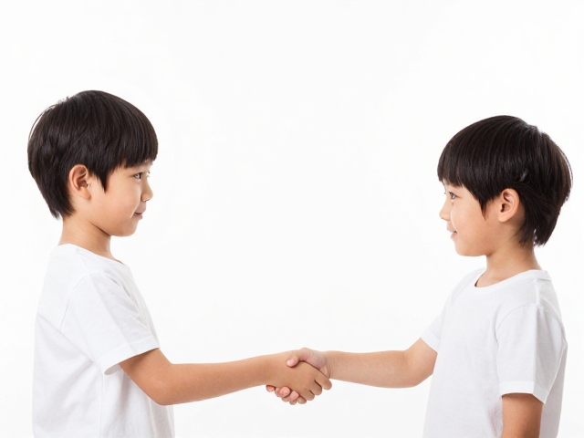 家庭来客礼貌握手互动,孩子回应冷淡?3招快速召回,让礼仪自然养成