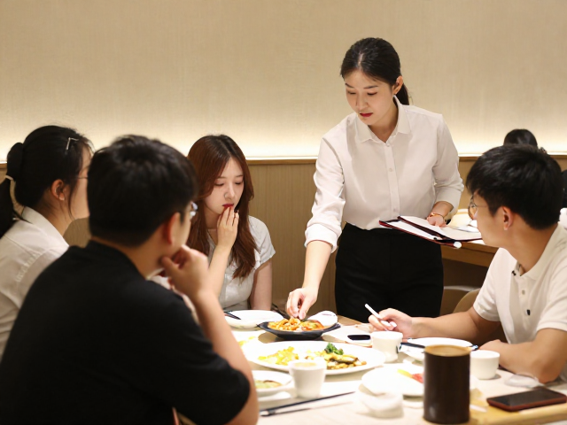 服务互动的动态跟随：非侵入式关注与需求预判