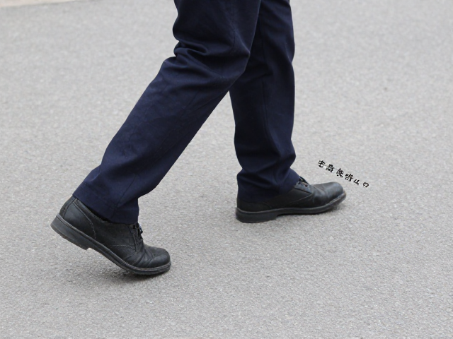 走路打滑怎么办?停止前进口令,缓慢随行引导法