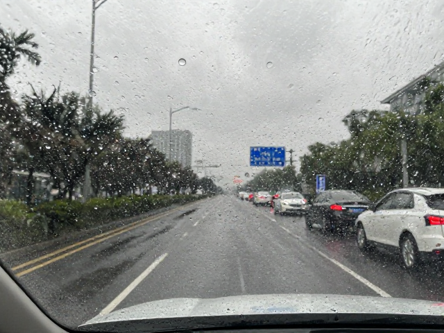 无信号导航遇雨天误触？实时道路限行信息如何精准规避