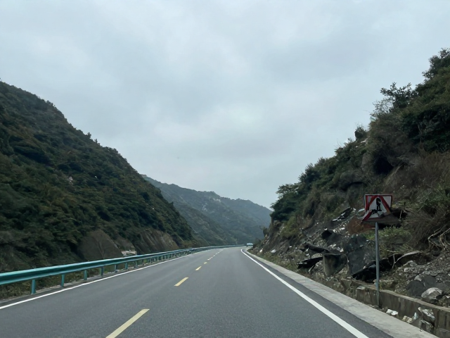 两日环湖自驾，主路进山支路返，预留返程时间避堵