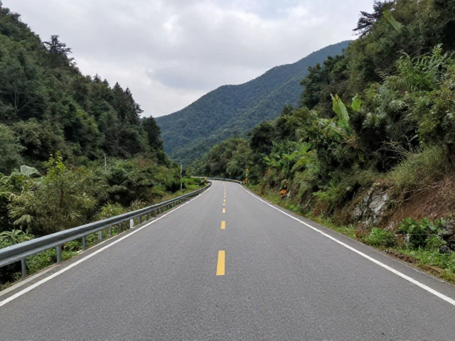 2天环湖自驾，主路进山支路返回，全程铺装公路不踩坑