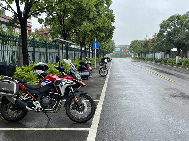 新手摩旅雨天攻略,降低车速与选对停车位,安全出行不踩雷