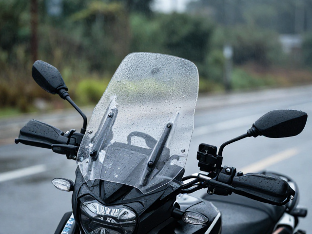 加高风挡提升长途骑行舒适性，雨天骑行更稳