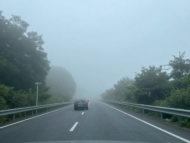夏季避暑摩旅线路推荐，雾天如何提高可视性与安全驾驶技巧