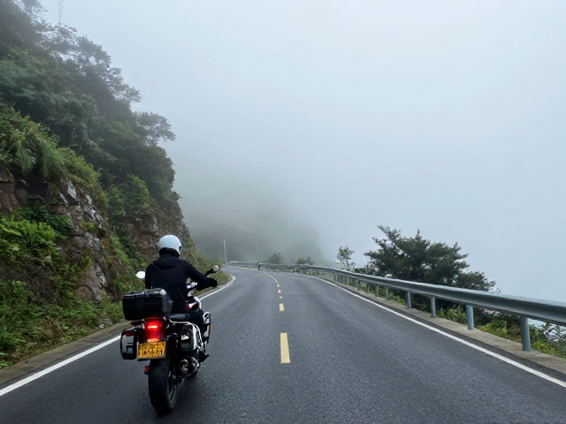 夏季避暑摩旅线路推荐，雾天如何提高可视性与安全驾驶技巧