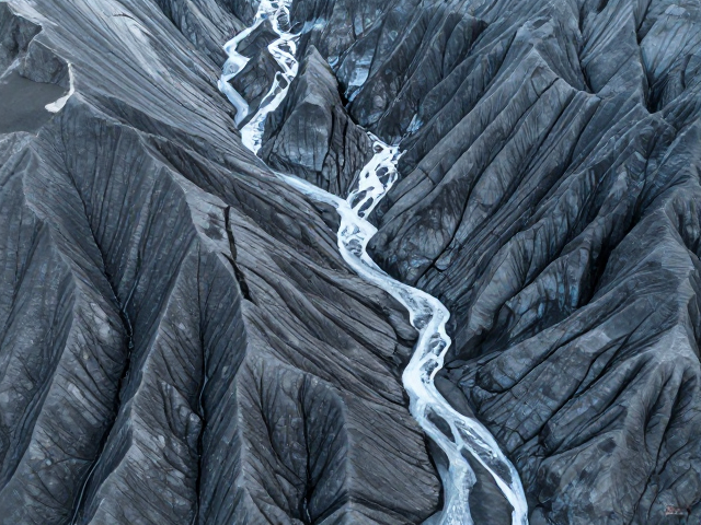 地质构造塑造岩壁峭坡,冰川融水滋养绝景