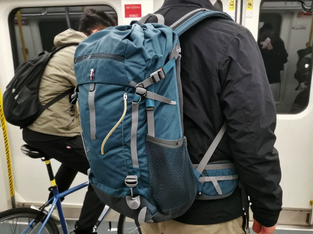 大躯干适配包推荐,短途徒步与地铁骑行双场景实测