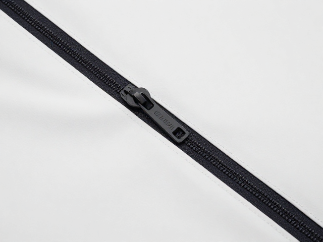 防泼水涂层加持，拉链顺滑不卡顿，出行节省空间更从容