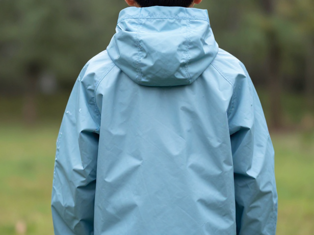 少儿轻量爬山包推荐,雨衣隔层设计,轻松减轻肩颈压力