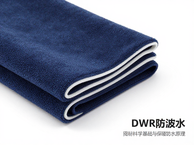 防泼水与保暖材料的协同作用机制