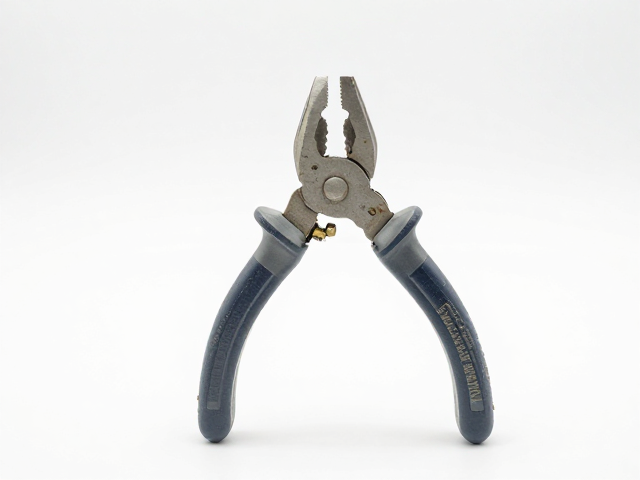 多功能工具钳小体积便携，使用后擦干防锈保养指南