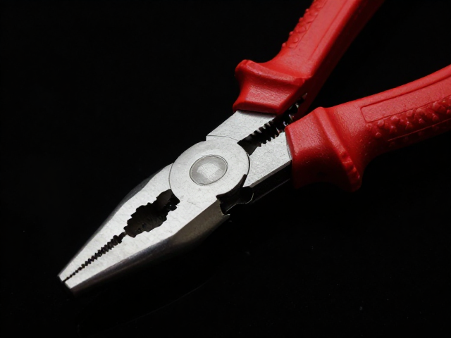 多功能工具钳小体积便携，使用后擦干防锈保养指南