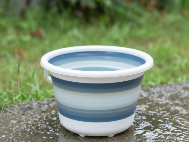 亲子互动防水折叠水桶,雨天户外玩耍不湿身,收纳方便