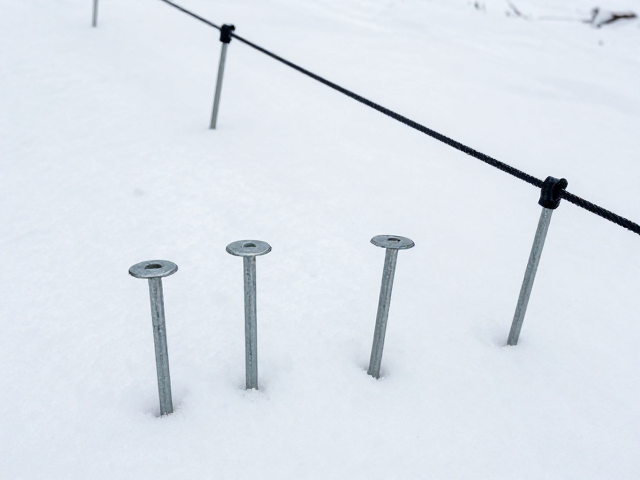 雪地防滑钢钉怎么选？搭配沙地钉与夜间风绳标记，户外更安全
