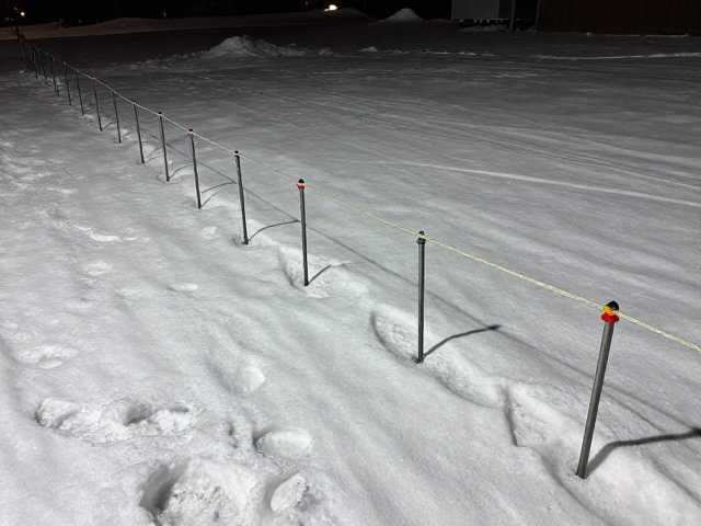 雪地防滑钢钉怎么选？搭配沙地钉与夜间风绳标记，户外更安全