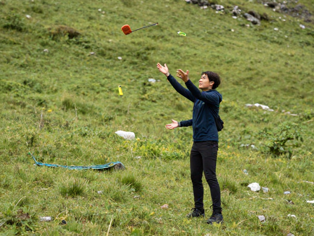 徒步穿越必备,草地抛掷玩具套提升山地徒步乐趣与互动体验