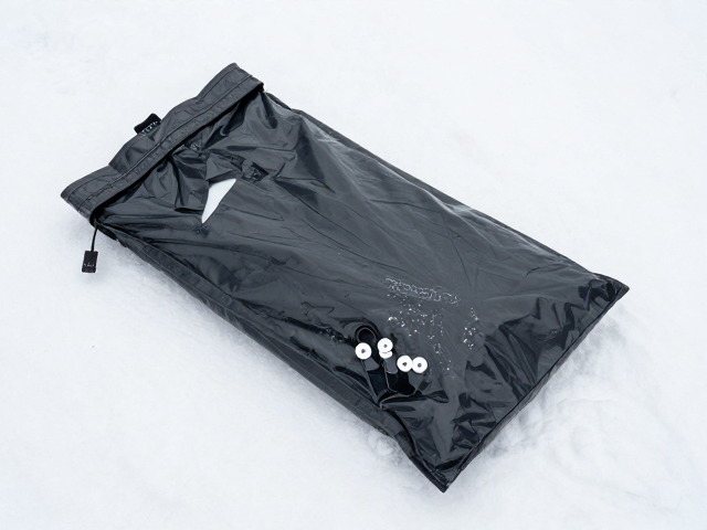 雪地生存取水指南,野外净水工具与防水袋破损检查技巧