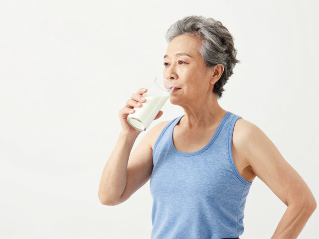 中老年有氧锻炼后及时补给，牛奶的营养价值与科学饮用指南
