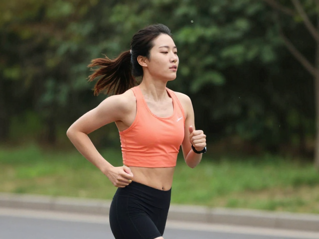 慢跑呼吸技巧，均匀换气与低强度呼吸法，提升运动效率