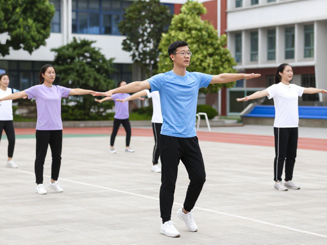 校园体育课程创新,转体动作如何愉悦身心并提升体质