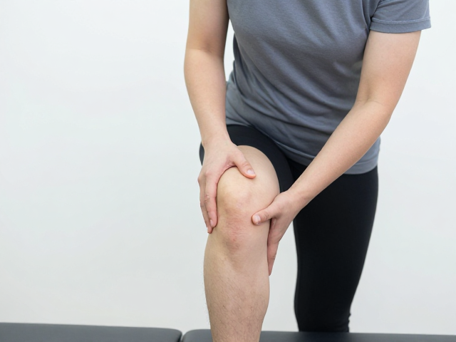 康复训练室股四头肌轻度拉伸,专业屈膝舒缓指南