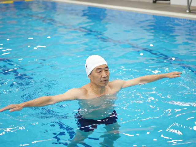 中老年健身,室内恒温泳池如何安全增强肺活量?