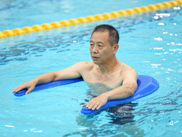 中老年健身选浮力支撑装备,呵护关节更安心