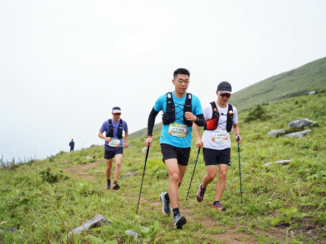 山野跑法攻略,志愿者引导,防滑大底,新手也能安全越野