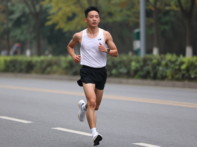 马拉松初跑者如何通过抗伸展训练打造身姿稳固,提升跑步表现