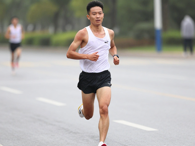 跑步时手臂如何自然摆动?赛中稳态与擦伤处理全指南