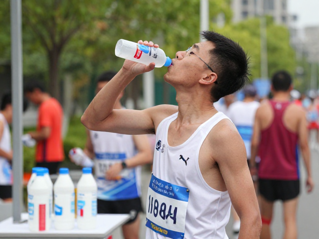 马拉松赛中稳态,手臂自然摆动与补给站定点饮水策略