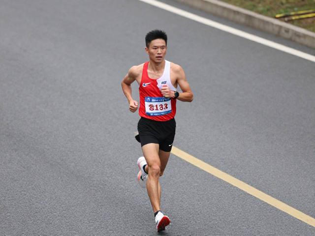 马拉松下坡怎么跑？结合陡坡发力与配速控制，提升全程实力
